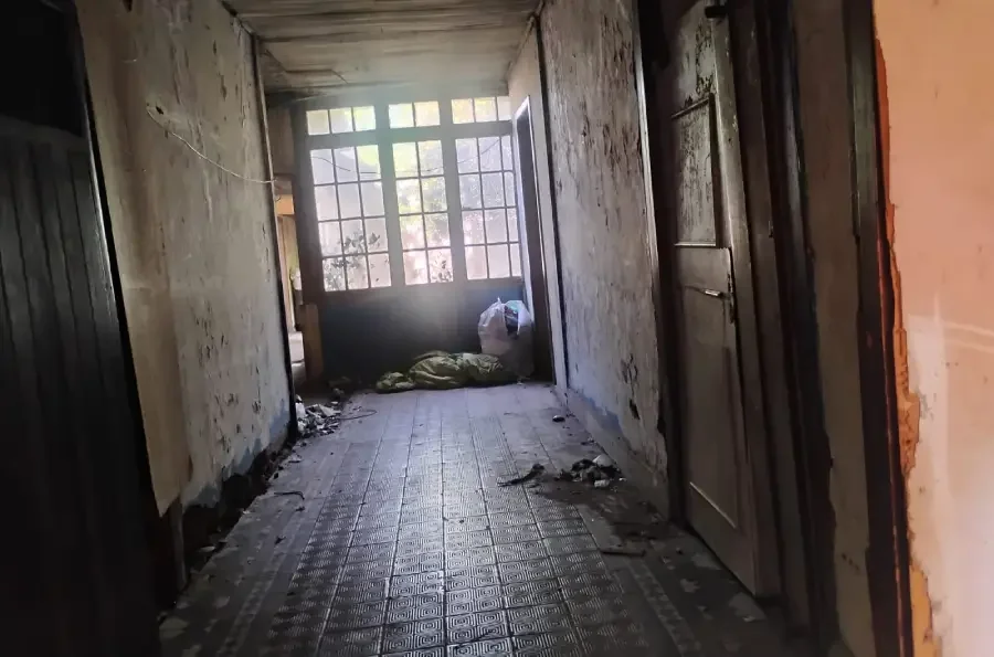 Detectives detienen a tres personas por microtráfico de drogas en “Casa Okupa” de Chillán