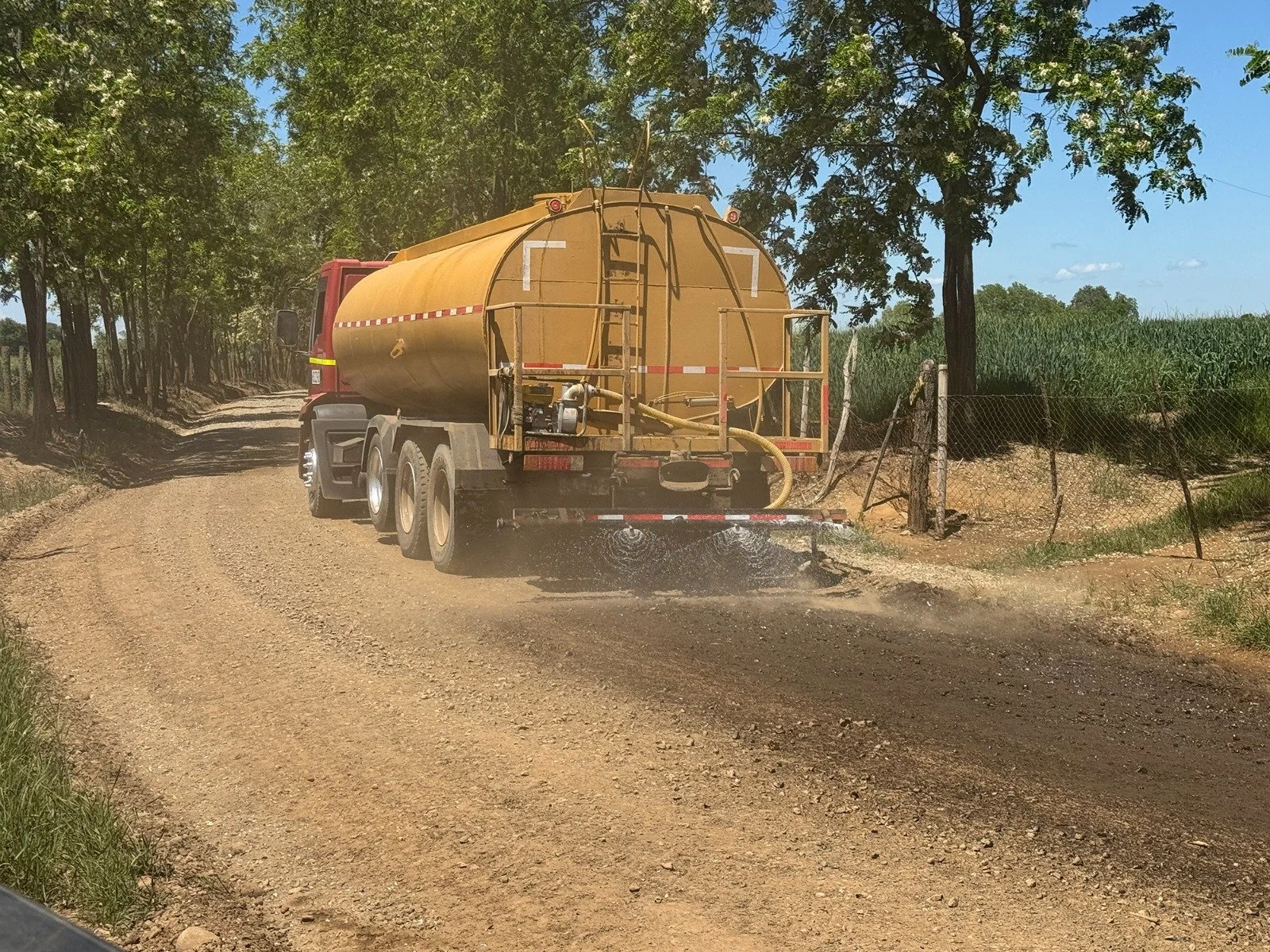 MOP inicia aplicación de matapolvo en 374 caminos rurales de Ñuble con inversión superior a $3.800 millones&nbsp;