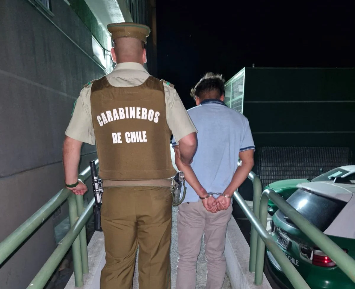 Chocaron huyendo del asalto: Carabineros detiene a dos sujetos por robo con intimidación en Chillán
