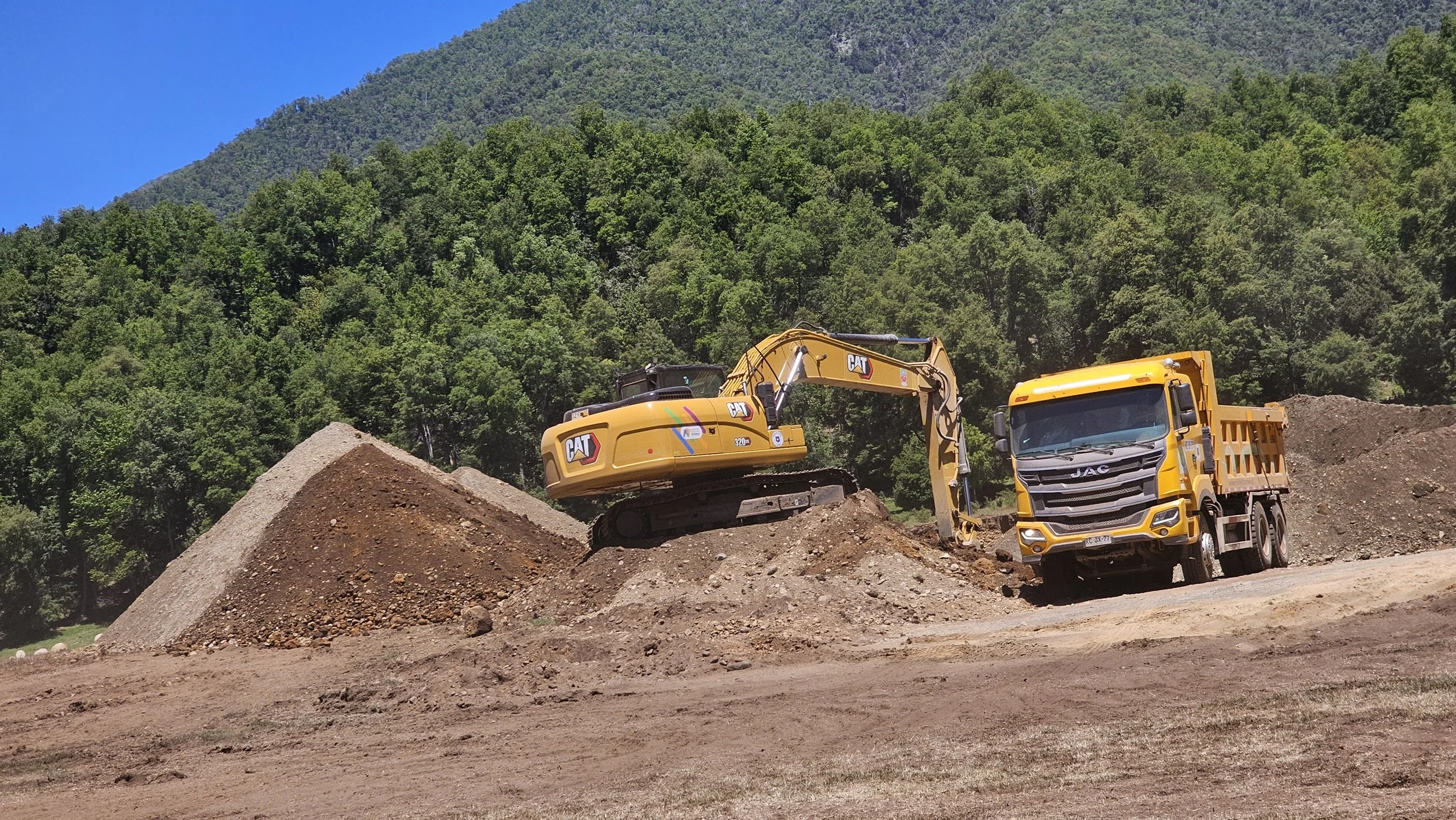 Trabajo colaborativo entre El Carmen y Pinto permitió arreglo de caminos en Atacalco