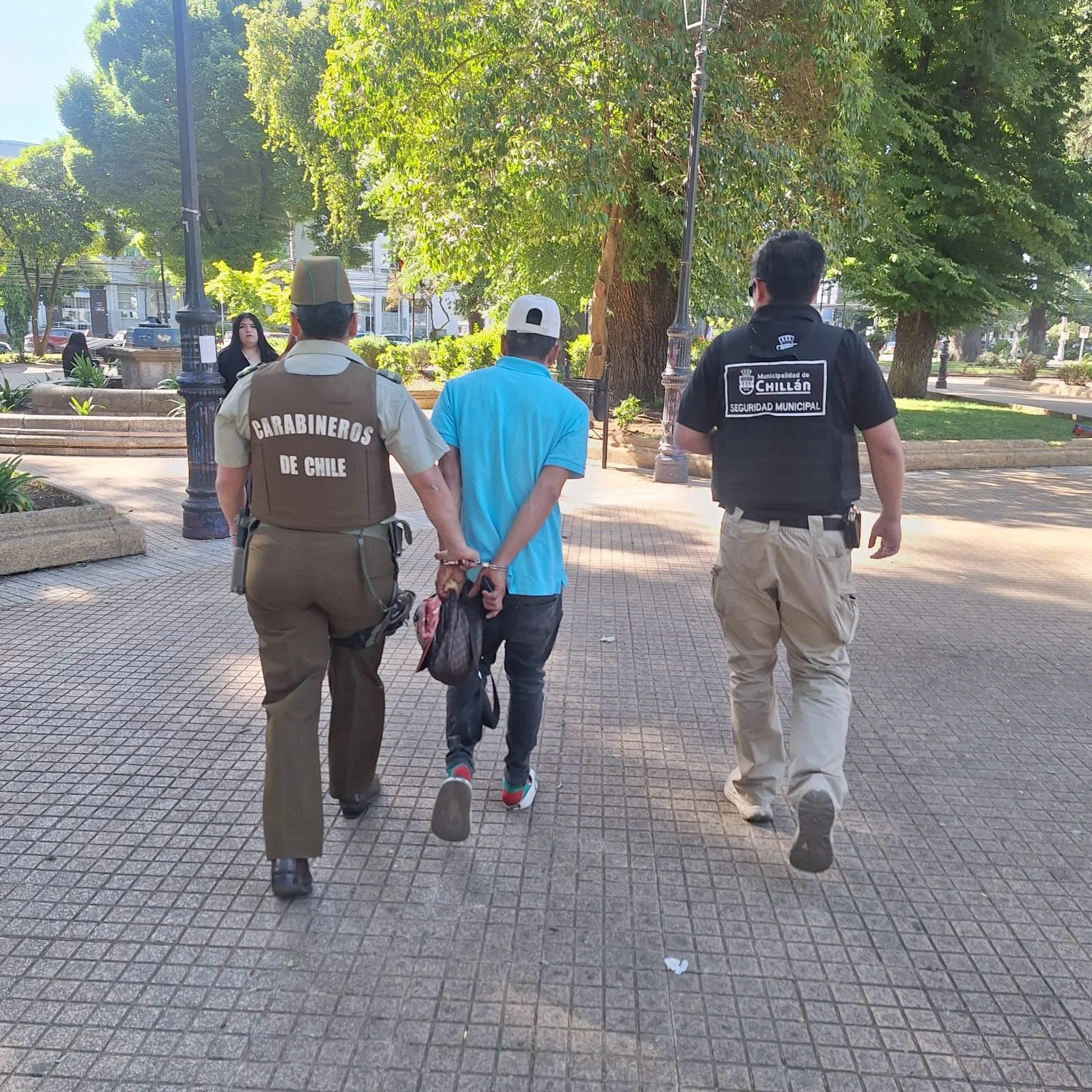 Seguridad Ciudadana y Carabineros detienen a extranjero por consumo de droga en la Plaza de Armas