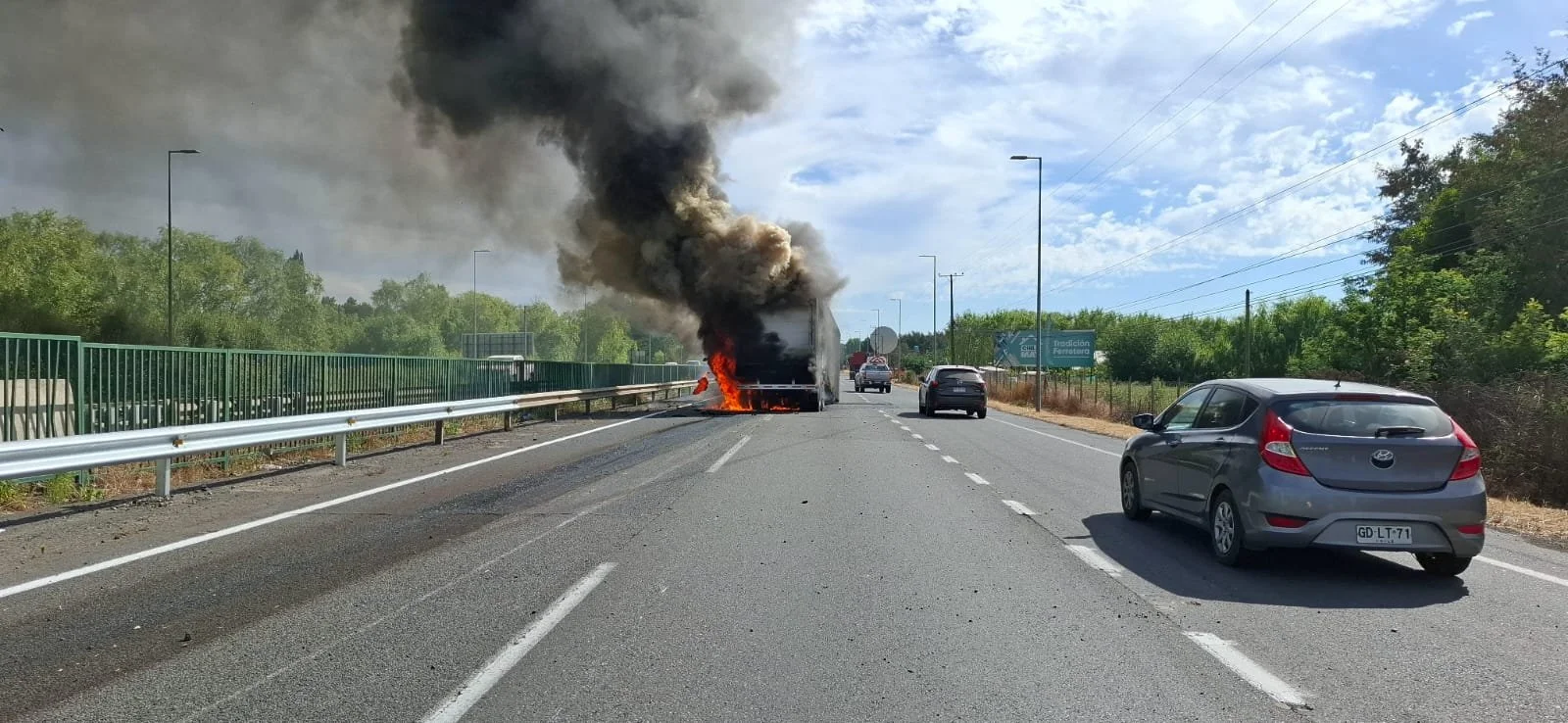 Incendio de rampla de camión provoca emergencia y corte de tránsito en Ruta 5 Sur, a la altura de la pasarela Santa Teresa en San Carlos&nbsp;&nbsp;