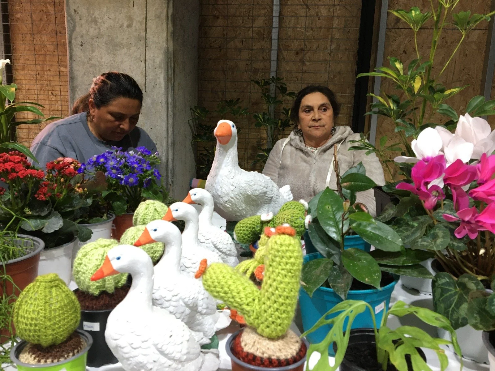 Feria productiva conecta a emprendedores en Vivo Outlet Chillán