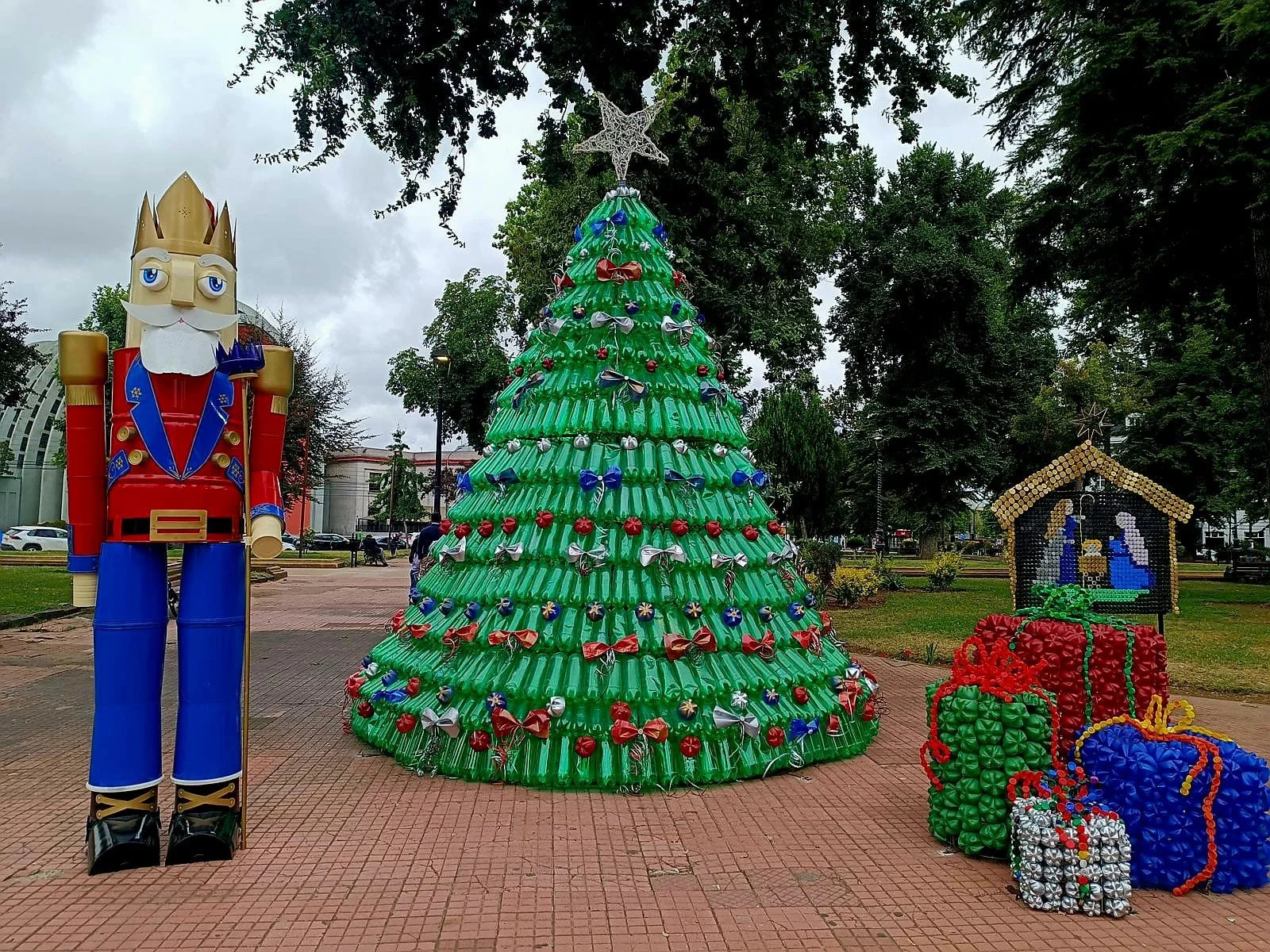 La Municipalidad de Chillán presenta un innovador espacio navideño confeccionado íntegramente con materiales reciclados
