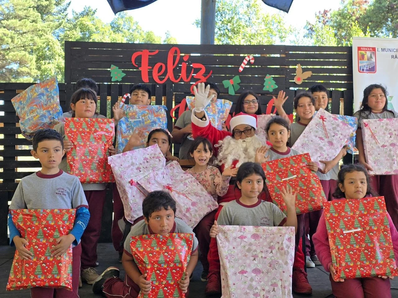 Más de 1.500 niños y niñas de Ránquil reciben regalos navideños de parte del municipio