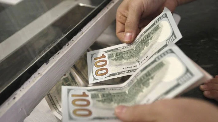 El dólar se desploma y roza mínimos de un año mientras el peso chileno toma fuerza