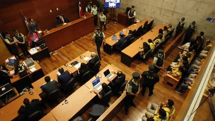 Prisión preventiva para 42 exgendarmes involucrados en red de corrupción en Santiago I