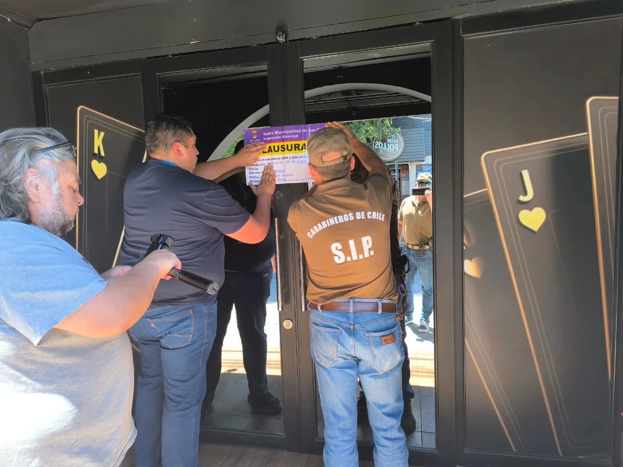 Carabineros y municipio clausuran local comercial en San Carlos 