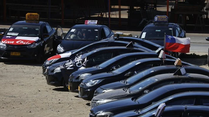 Taxis colectivos con mayor capacidad: el modelo extranjero que analiza el próximo ministro de Transportes