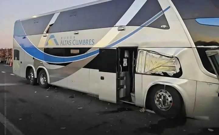 Trágica colisión en la Ruta 5 Sur: conductor de bus muere tras impacto con camión en San Carlos