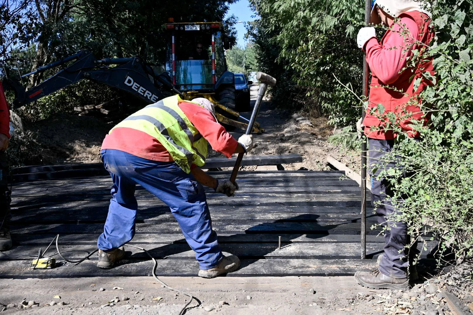 Vecinos celebran reparación del puente en callejón Bustamante
