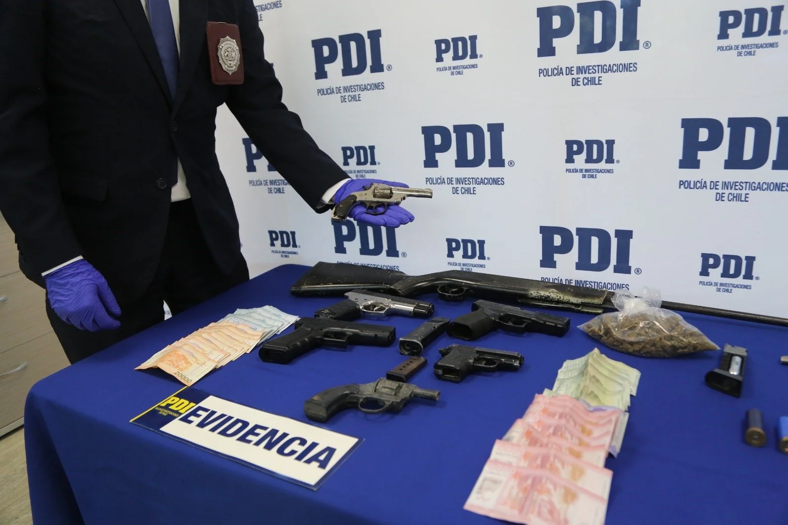 PDI detiene a dos personas e incautan armas y droga tras investigación en San Carlos