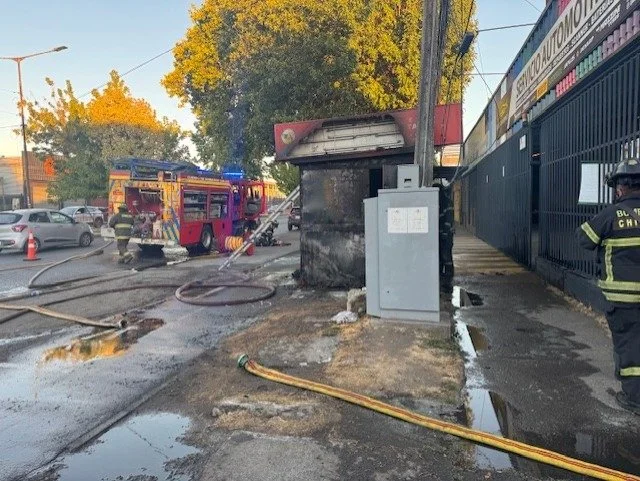 Municipio de Chillán retira kiosco quemado y elimina foco de inseguridad en pleno centro