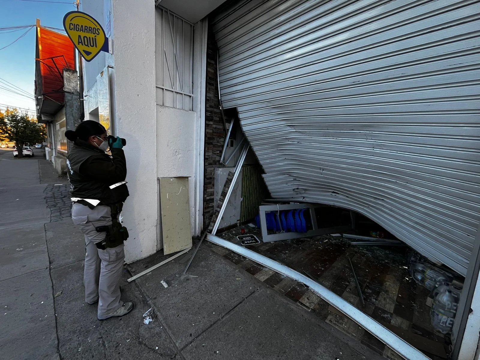 Investigan violento “alunizaje” contra local comercial en Chillán: hay dos detenidos