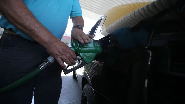 Histórica alza de combustibles golpea al transporte y anticipa aumento de tarifas