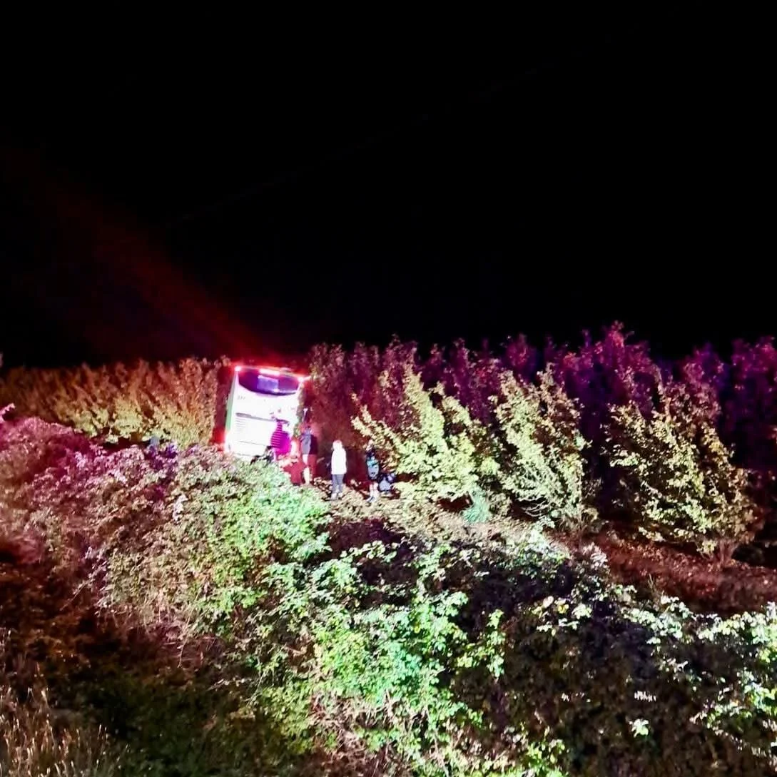 Volcamiento de bus en la Ruta 5 Sur deja 10 lesionados en Ñiquén