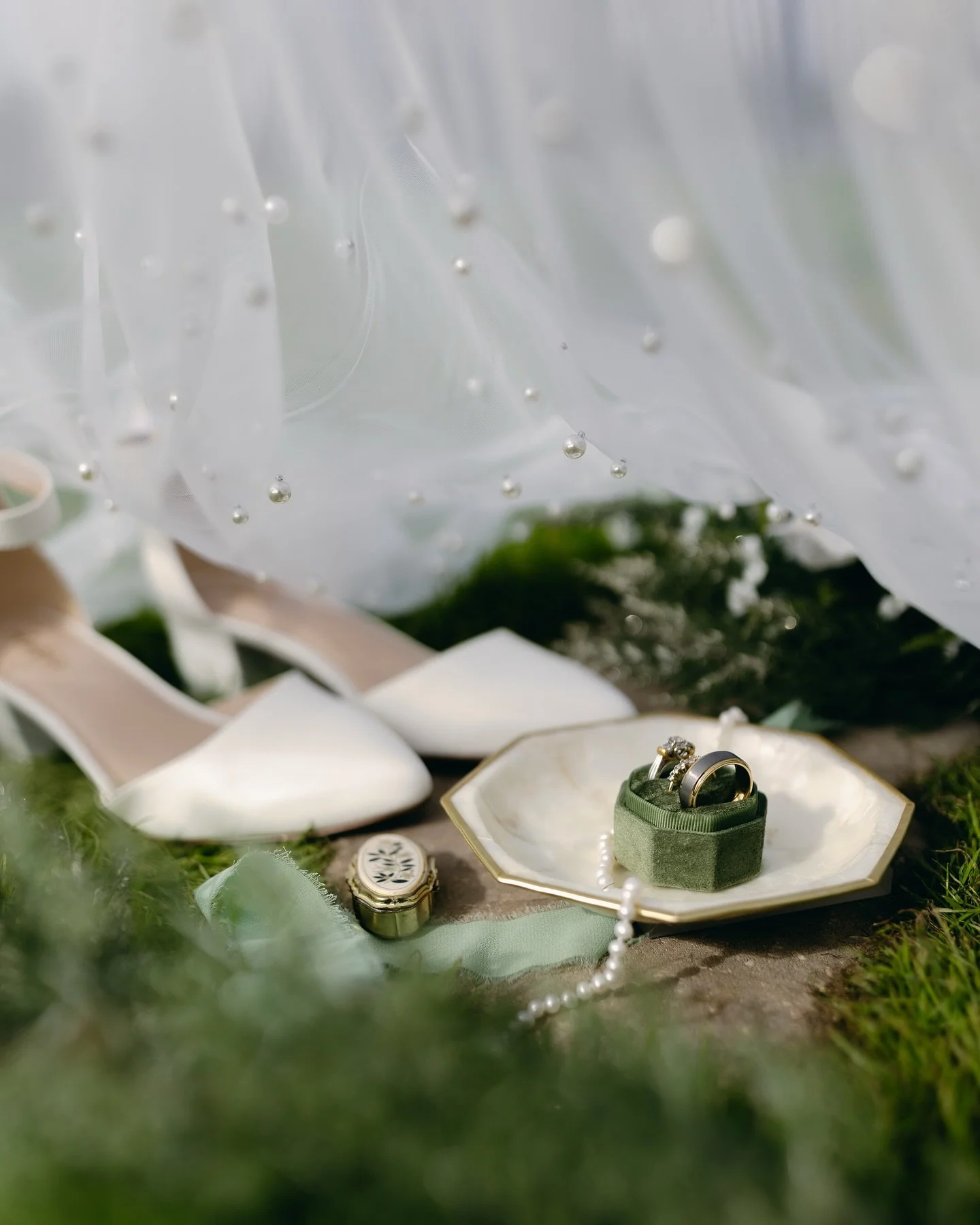 we just wrapped up and delivered the photos for this beautiful December wedding. We are forever grateful to the couples who trust us with capturing their special day 💕