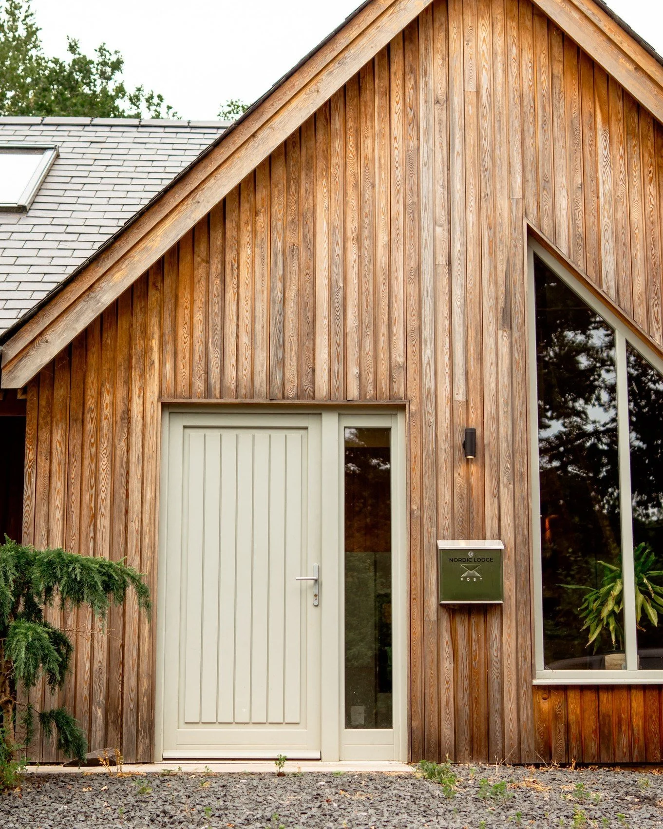 This home was designed to feel like a private lodge retreat, and our lighting design plays a big part in creating that atmosphere. Warm wall lights, subtle LED lines, and carefully placed downlights all work together to highlight the timber details a