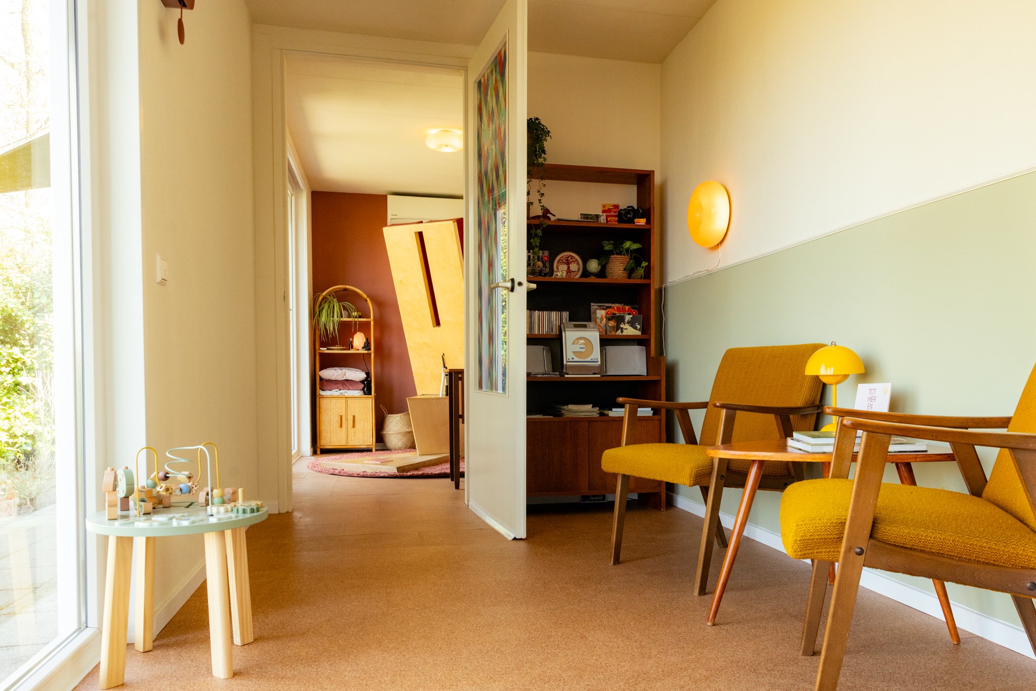 Wachtruimte van de Body Stress Release praktijkruimte van BSR Mandala in een Tiny House in Tollebeek, nabij Emmeloord