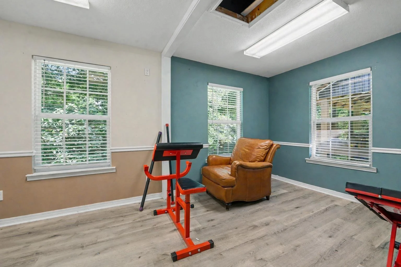 large spacious brick home located in lucedale mississippi located in george county mississippi with 3 bedrooms and 2 bathrooms with four bonus rooms and outdoor patio just outside lucedale city limits