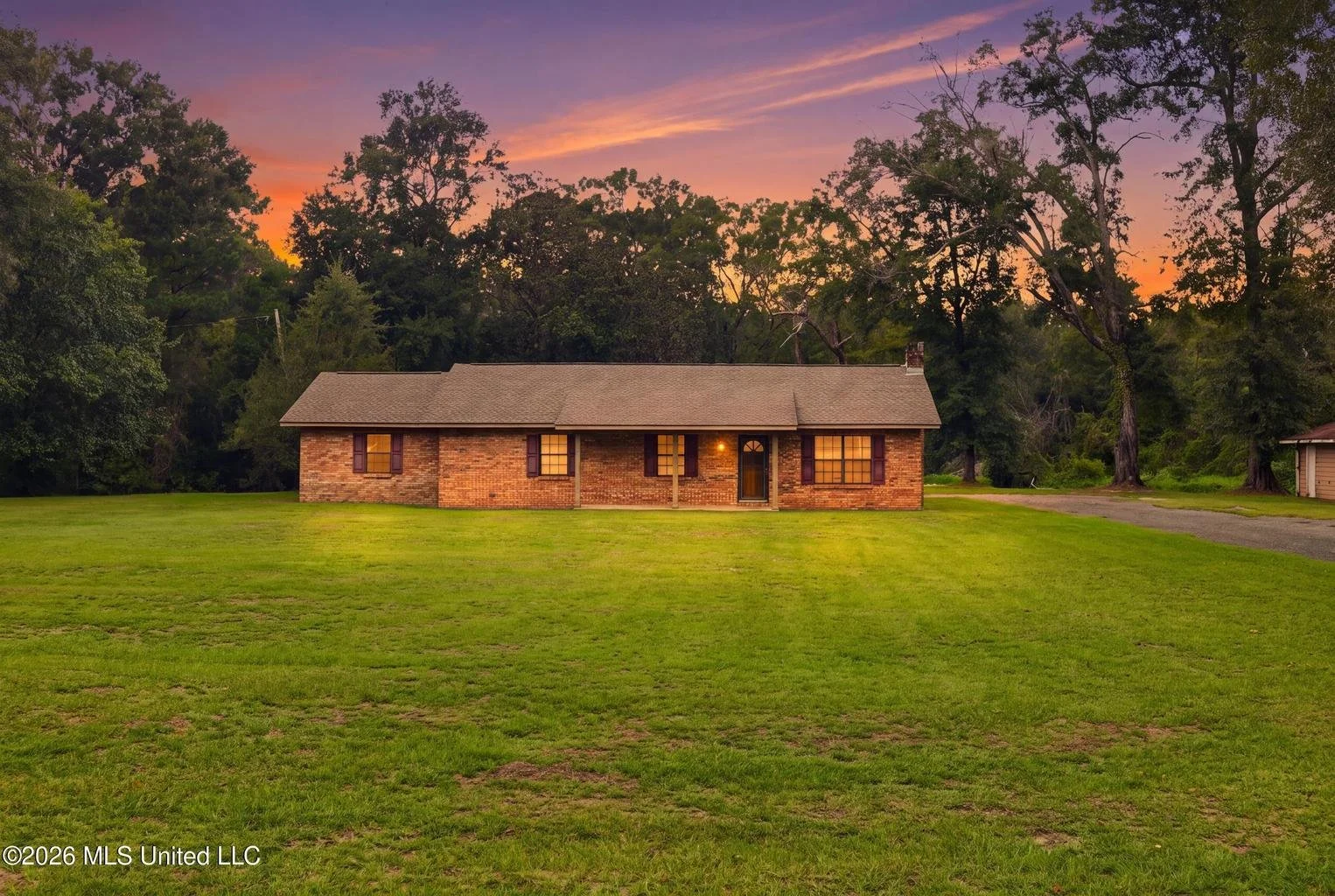 beautiful brick on with 4 bedrooms and 2 bathrooms with a lot of space and has 2.5 acres and a creek that runs behind the house located in george county mississippi and lucedale mississippi