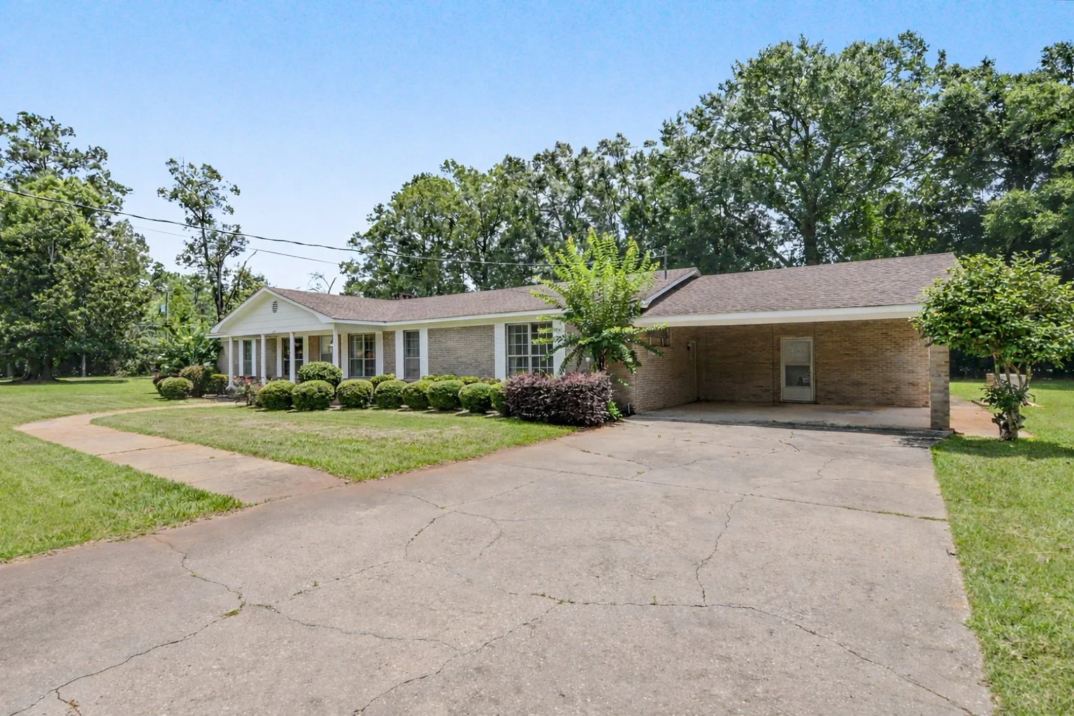 3 bedroom 2 and a half bathroom with 2200 sq ft and 1.2 acres inside Lucedale city limits large brick home located in george county mississippi with small apartment