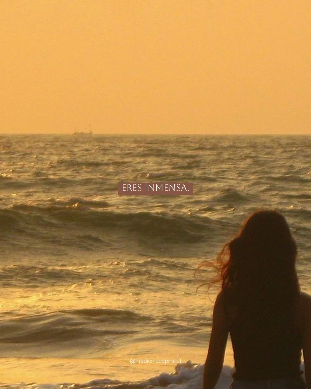 No te reduzcas a una sola forma de ser. 
Eres inmensa. Contienes multitudes. Existen universos dentro tuyo. Experiencias, personas, olores, sue&ntilde;os, todo tiene un lugar dentro de ti. 
Y eso es lo majestuoso de estar vivas 👁️