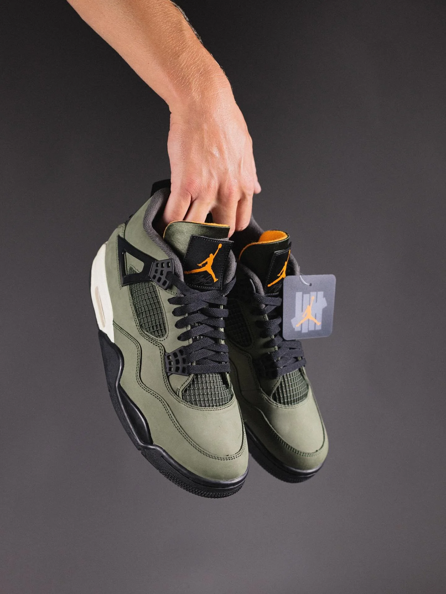 Archive shots Vol 01 / Combining sneakers with photography, two of my passions, is something I really enjoy. Here are some of my recent favorite shots taken in the studio. 
&bull;
&bull;
&bull;
&bull;
&bull;
&bull;
&bull;
&bull;
#sneaker #sneakerphot