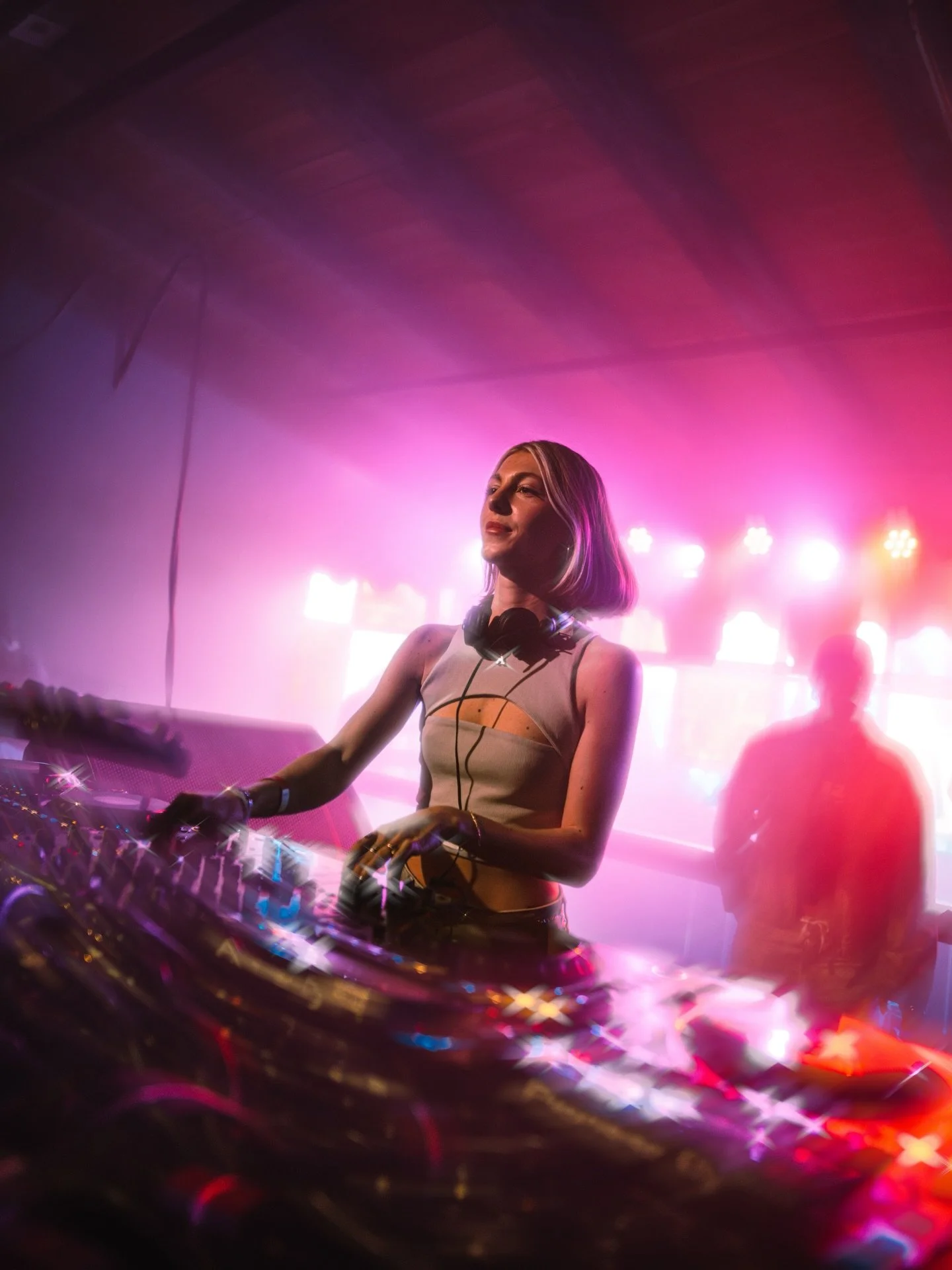 First time shooting at @thuishaven with @aat.dj ✌🏼. It was a blast 
&bull;
&bull;
&bull;
&bull;
&bull;
&bull;
#thuishaven #nightlifephotography #festivalvideography #dj #techhousemusic