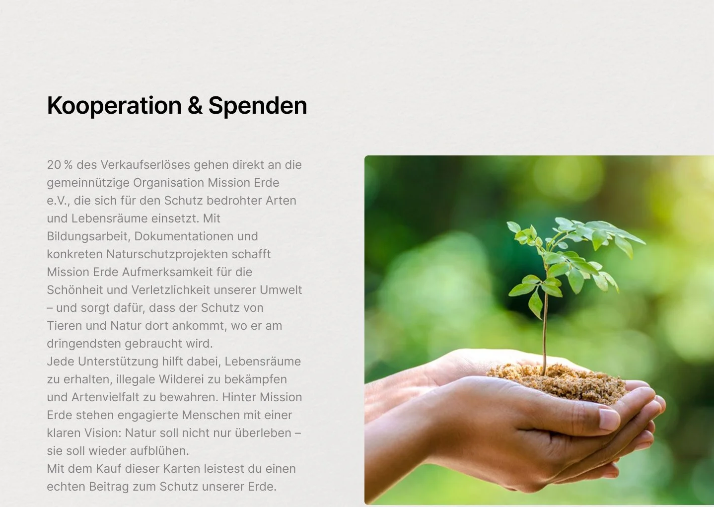 Eine Hand hält Erde, aus der ein kleiner Baum wächst, umgeben von grüner Natur. Editing