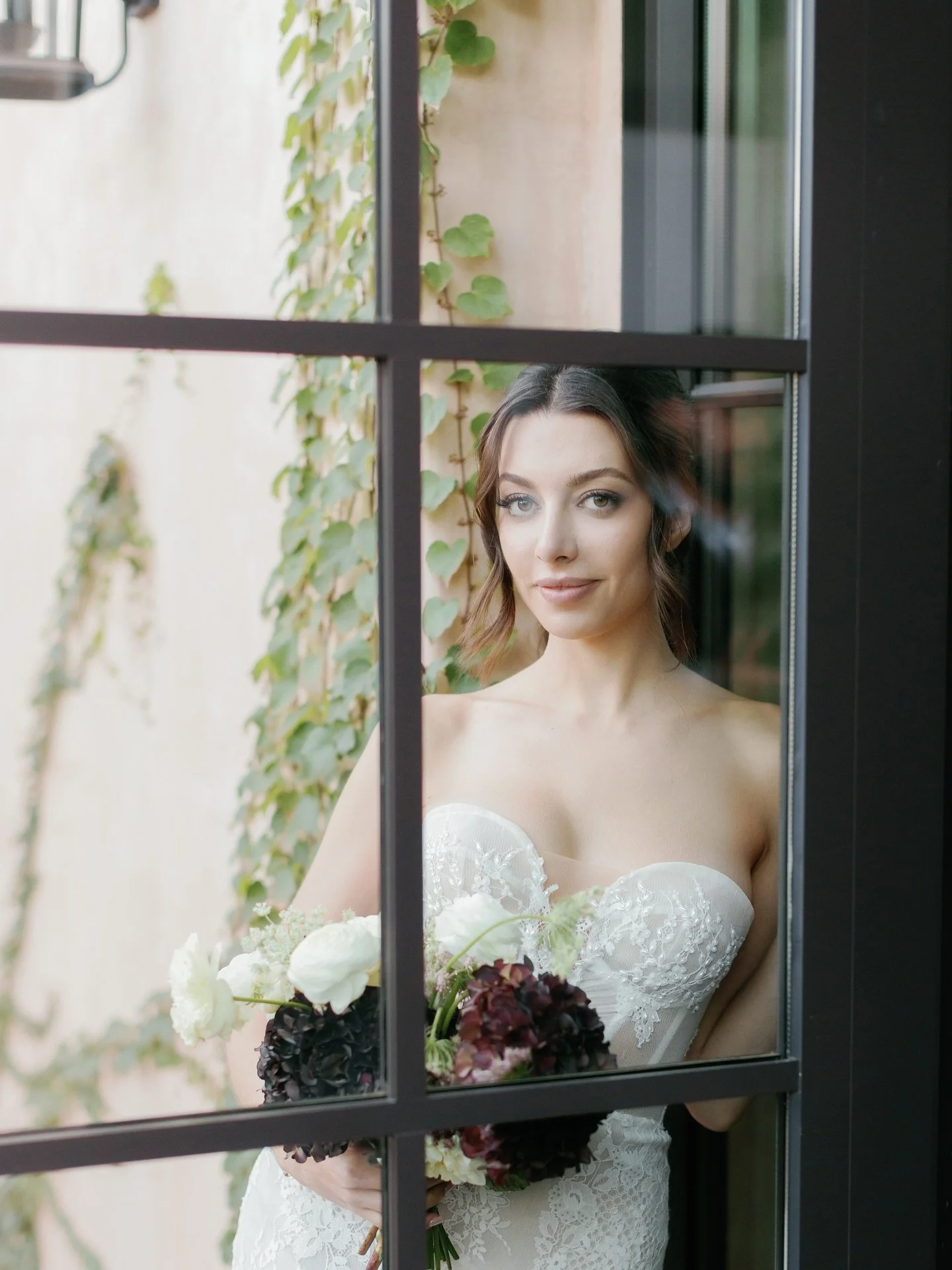 Loved being part of this modern summer shoot at Monserate Winery, recently featured on @loverly. The warm tones, timeless details, and dreamy setting made it such a beautiful source of inspiration. Grateful for the incredible team who brought this vi
