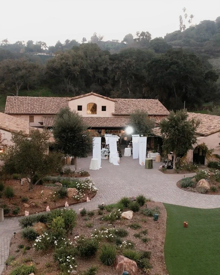 Grateful to have captured A Frosted Affair alongside such a thoughtful and talented team.

Being in a room filled with creative vision, collaboration, and genuine connection was a meaningful way to close out the year. Sharing space with fellow vendor