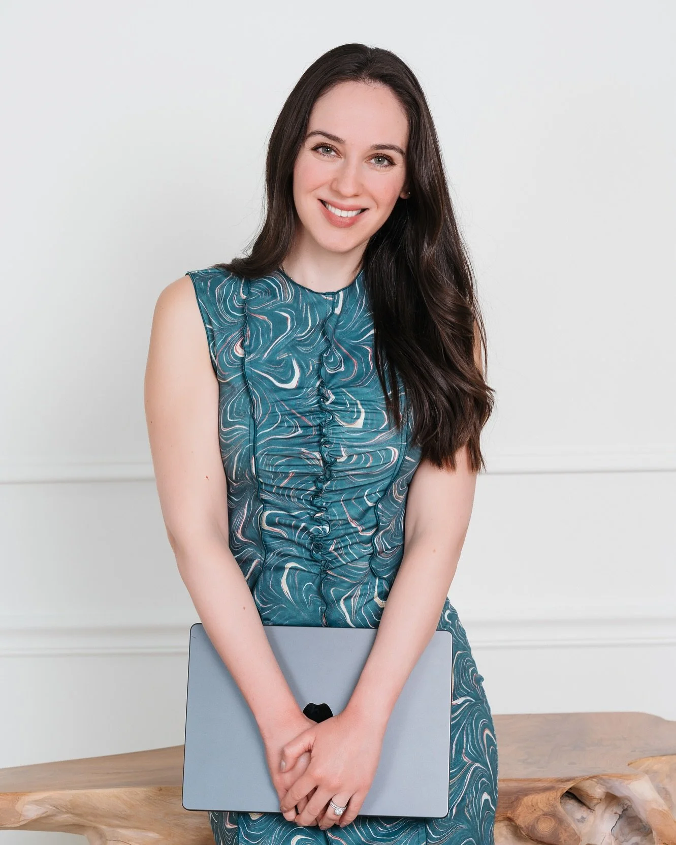 Meet Bella 
Bella of @longislandtherapyny in Westbury NY helps individuals and couples overcome life&rsquo;s challenges, heal from past wounds and regain control of their happiness.

We had such a blast during her Headshot Session at @coastalcreative