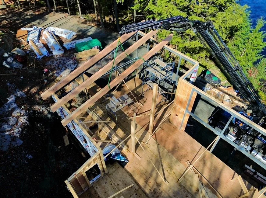 Lifting heavy, lakeside, at Hall&rsquo;s Half Acre with @straightlineconstruct 
 
Visit the link in our bio ☝️ to discover more about #muskokahoisting Boom Truck and Spider Crane services.

Call 705-644-0427 to book

#cranelife #boomtruck #muskokalak