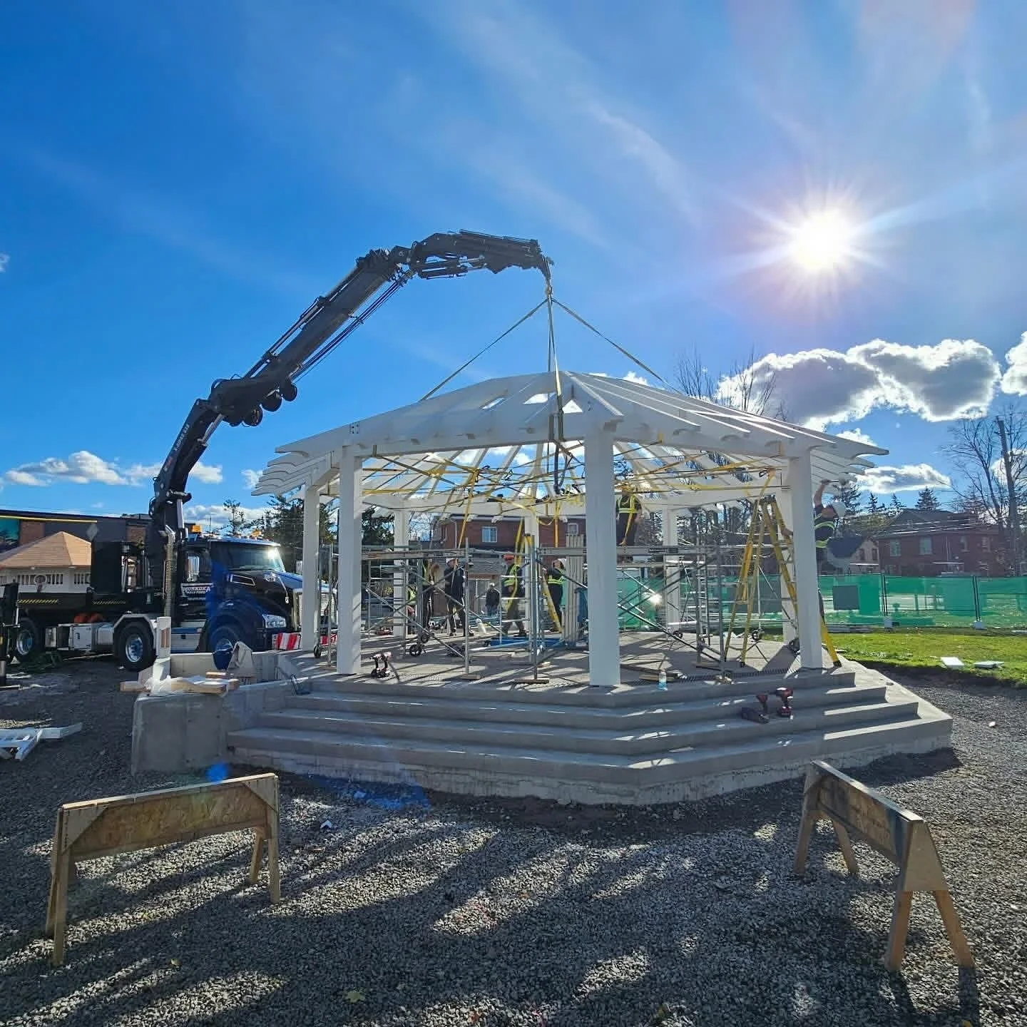 Proud to be part of bringing in the bandshell yesterday, with @cuttingbrosinc and @mazengabuilt.

Next time you&rsquo;re in Bracebridge, swing by Memorial Park to check it out: a perfect gathering place for a fantastic community.

 #muskokahoisting #