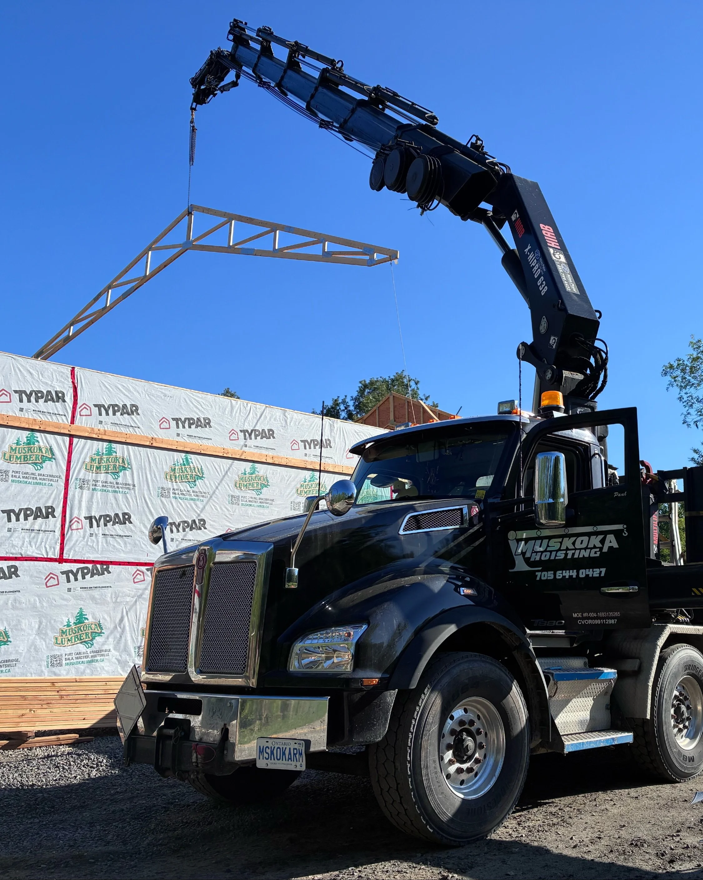 Raising the roof 🤙 for @elevate.build 

For jobs like this &ndash; you can leave the heavy lifting to us.

Call (705) 644-0427 to book your hoist.

&rarr; muskokahoisting.com

#muskokahoisting #cranelife #boomtruck #crane #muskokabuilders

Muskoka H
