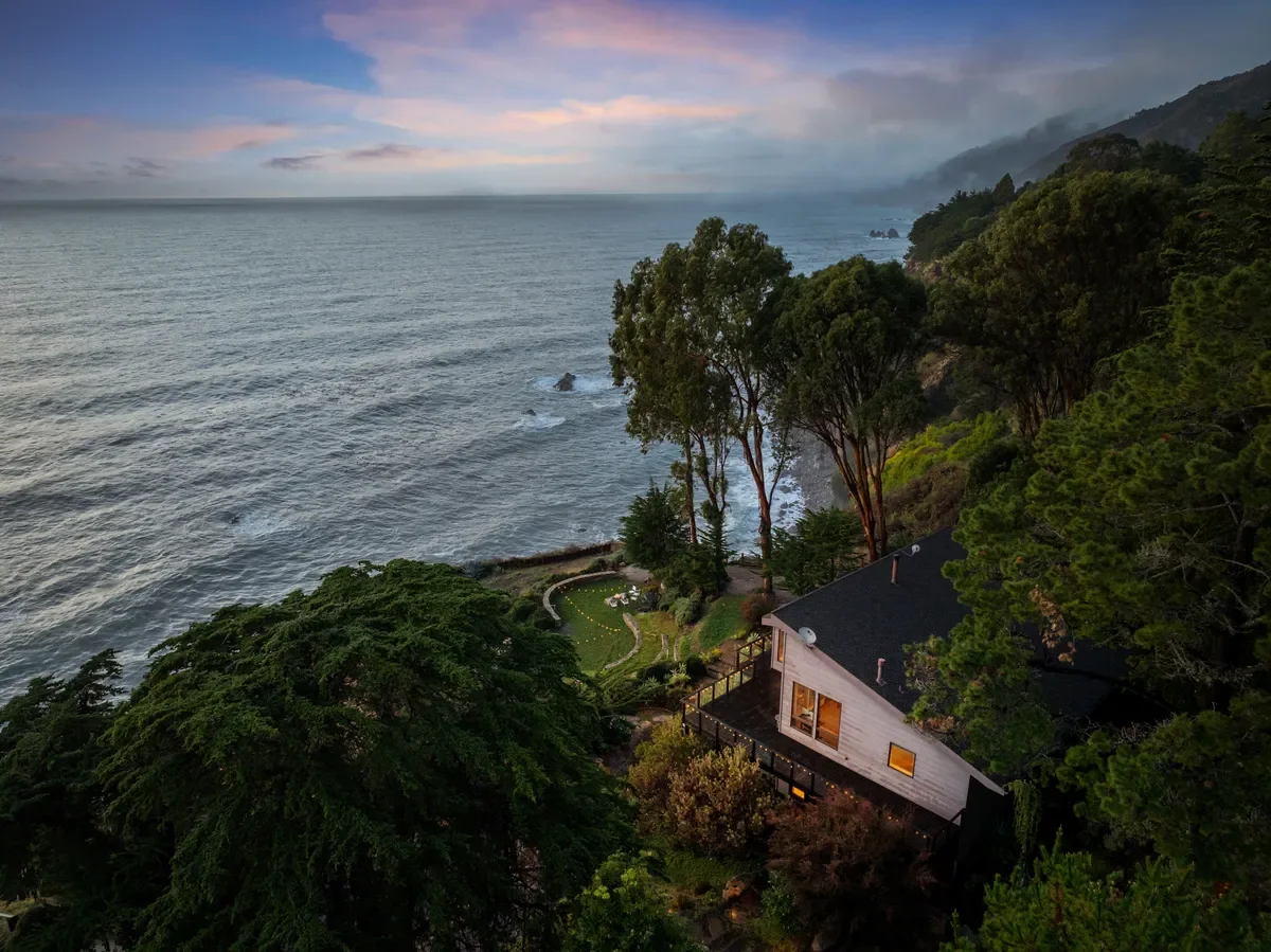 Exterior long house ocean.webp