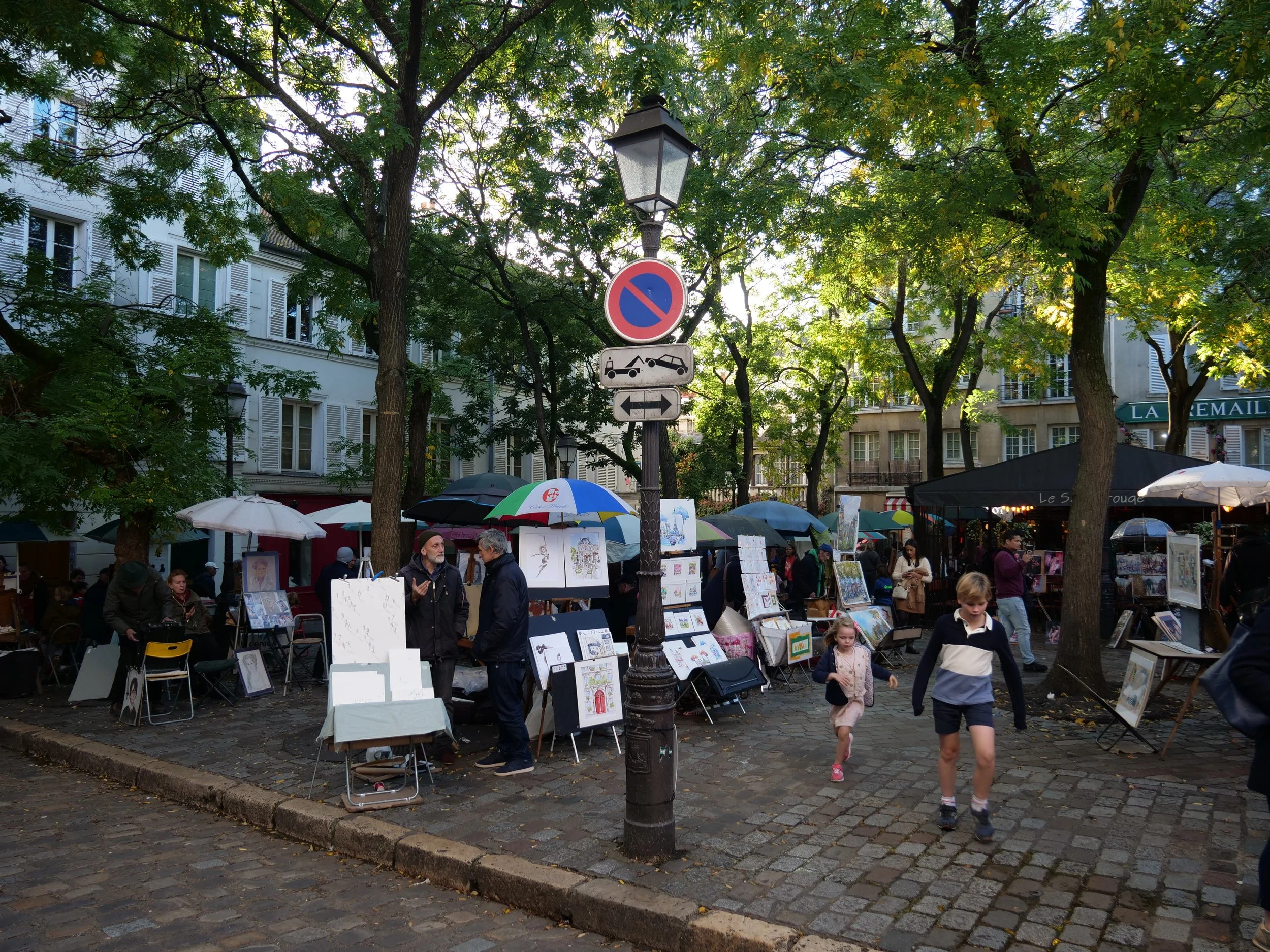 Immerse yourself in the vibrant atmosphere of Place du Tertre, where artists keep Montmartre’s creative spirit alive.