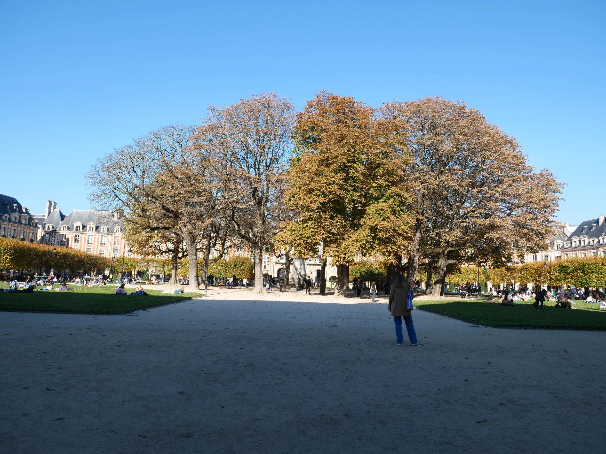 Discover the timeless elegance of the Place des Vosges, the oldest planned square in Paris, where history and harmony meet.