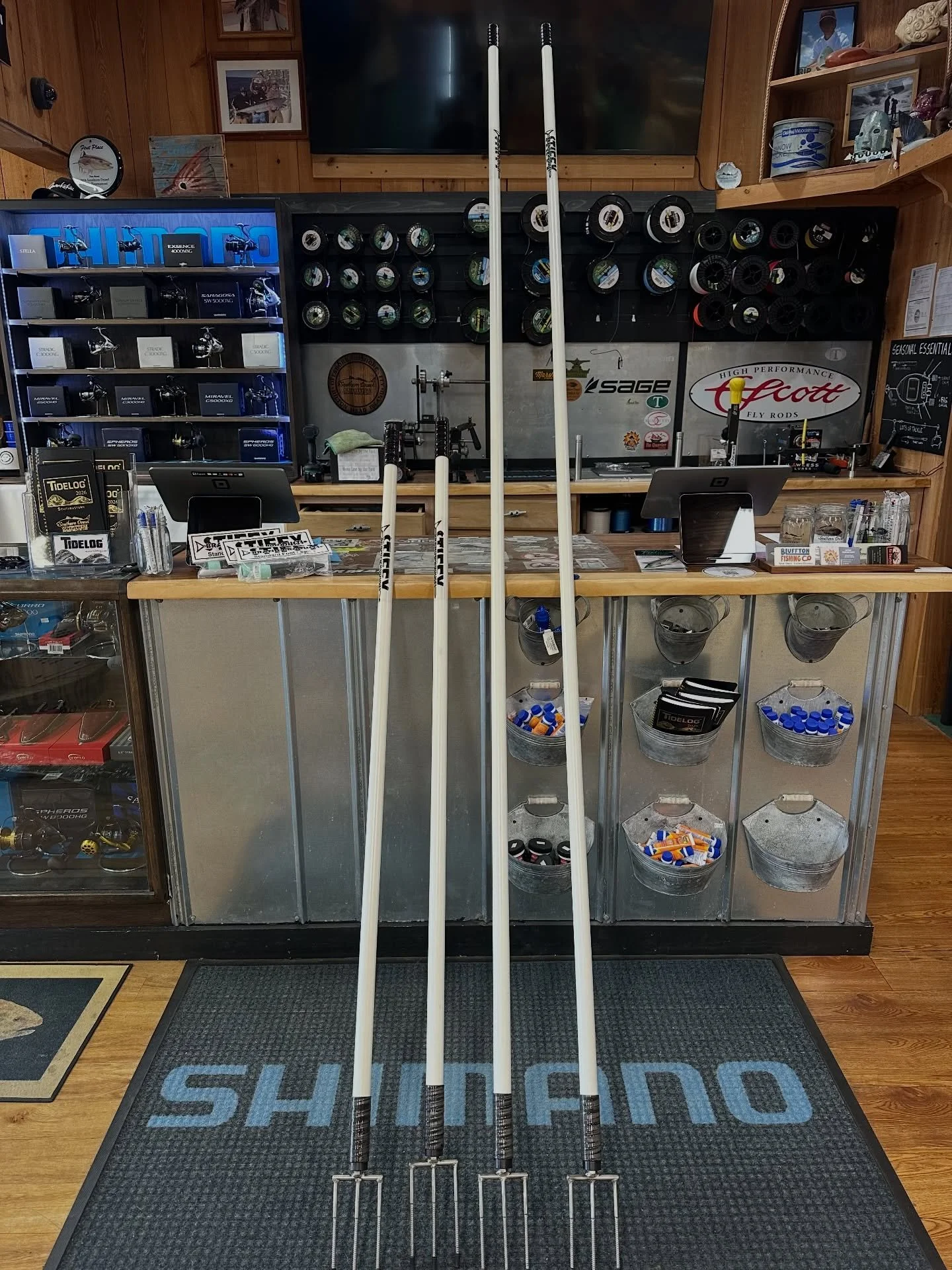 Just got in some awesome gigs from @stiffybrand_products 
Removable heads - available in 5&rsquo; and 10&rsquo;

#flounder #gigging