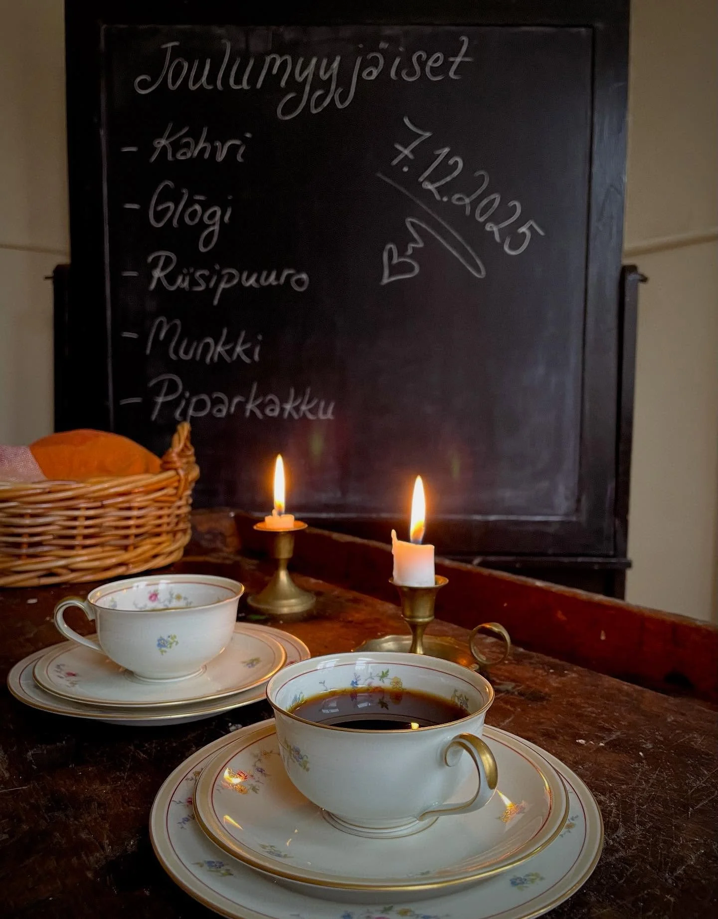 On vasta lokakuu, mutta t&auml;&auml;ll&auml; T&auml;ktomissa suunnitellaan jo tunnelmallisia joulumyyj&auml;isi&auml;! 🕯️Ajankohta on sunnuntai 7.12. klo 11-17. Tule mukaan myym&auml;&auml;n tuotteitasi! P&ouml;yt&auml;paikan hinta on 15&euro; koko