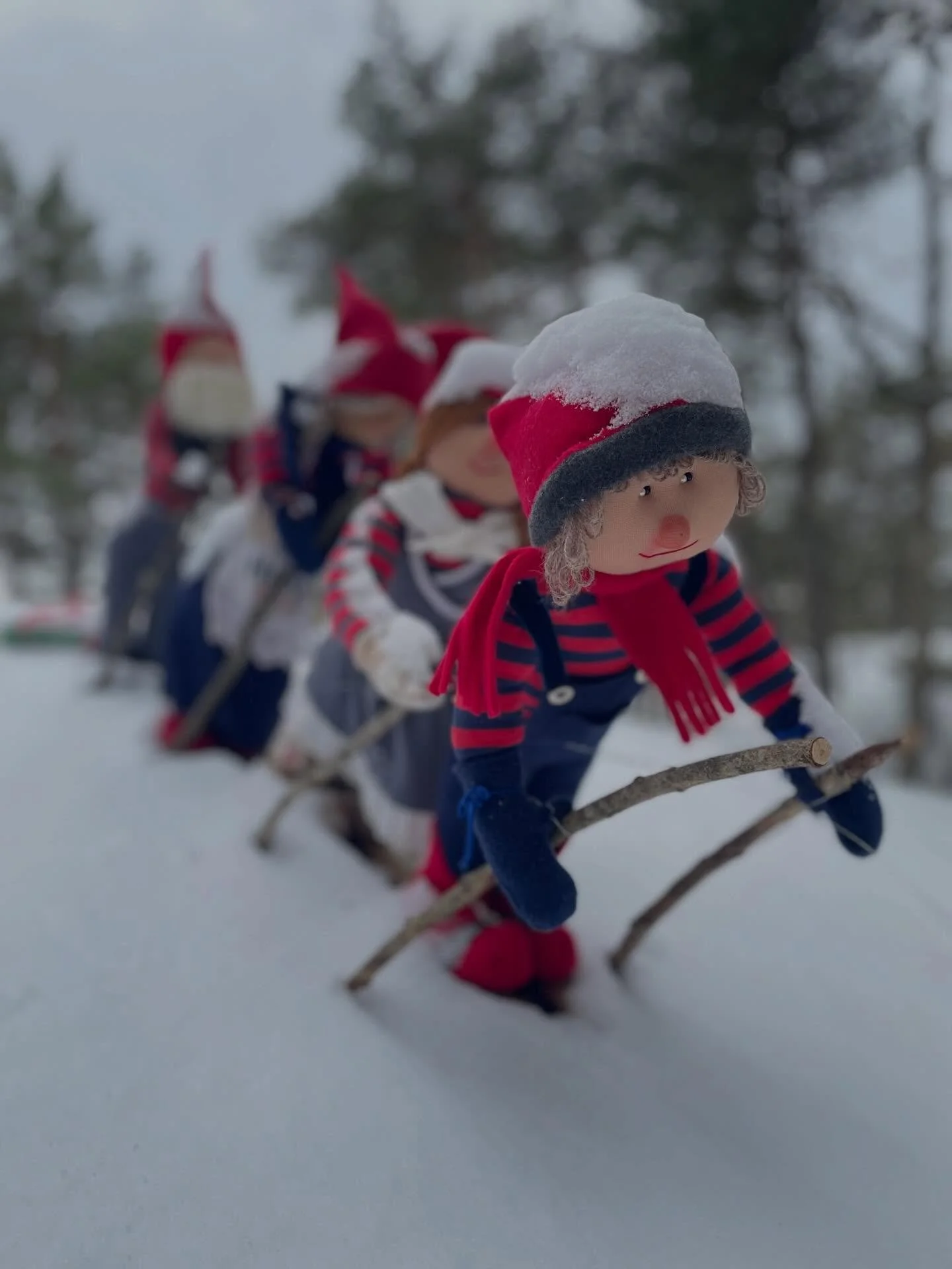 Hyv&auml;&auml; Uutta Vuotta 2026!
Meid&auml;n vuosi vaihtui t&auml;&auml;ll&auml; T&auml;ktomissa makoisissa merkeiss&auml;, herkkuruokien ja -juomien &auml;&auml;rell&auml;, t&auml;htis&auml;detikkujen ja kynttil&ouml;iden loisteessa. Vuoden ensimm