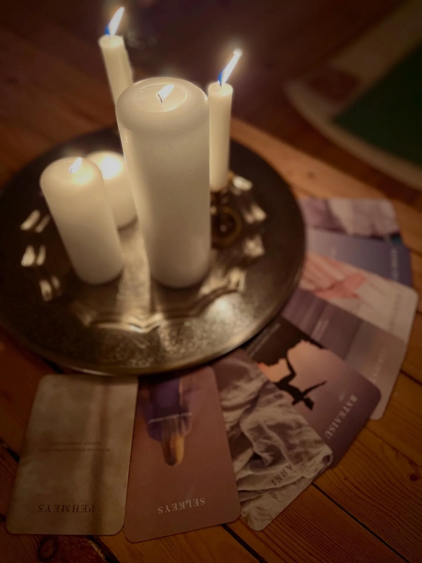 Hyv&auml;&auml; yst&auml;v&auml;np&auml;iv&auml;n iltaa &hearts;️ Nautimme juuri T&auml;ktomin ensimm&auml;isest&auml; kynttil&auml;nvalojoogasta. Kiitos ihanat ensimm&auml;iseen joogaamme uskaltautuneet! Kiinnostaisiko t&auml;llainen jatkossakin? Mi