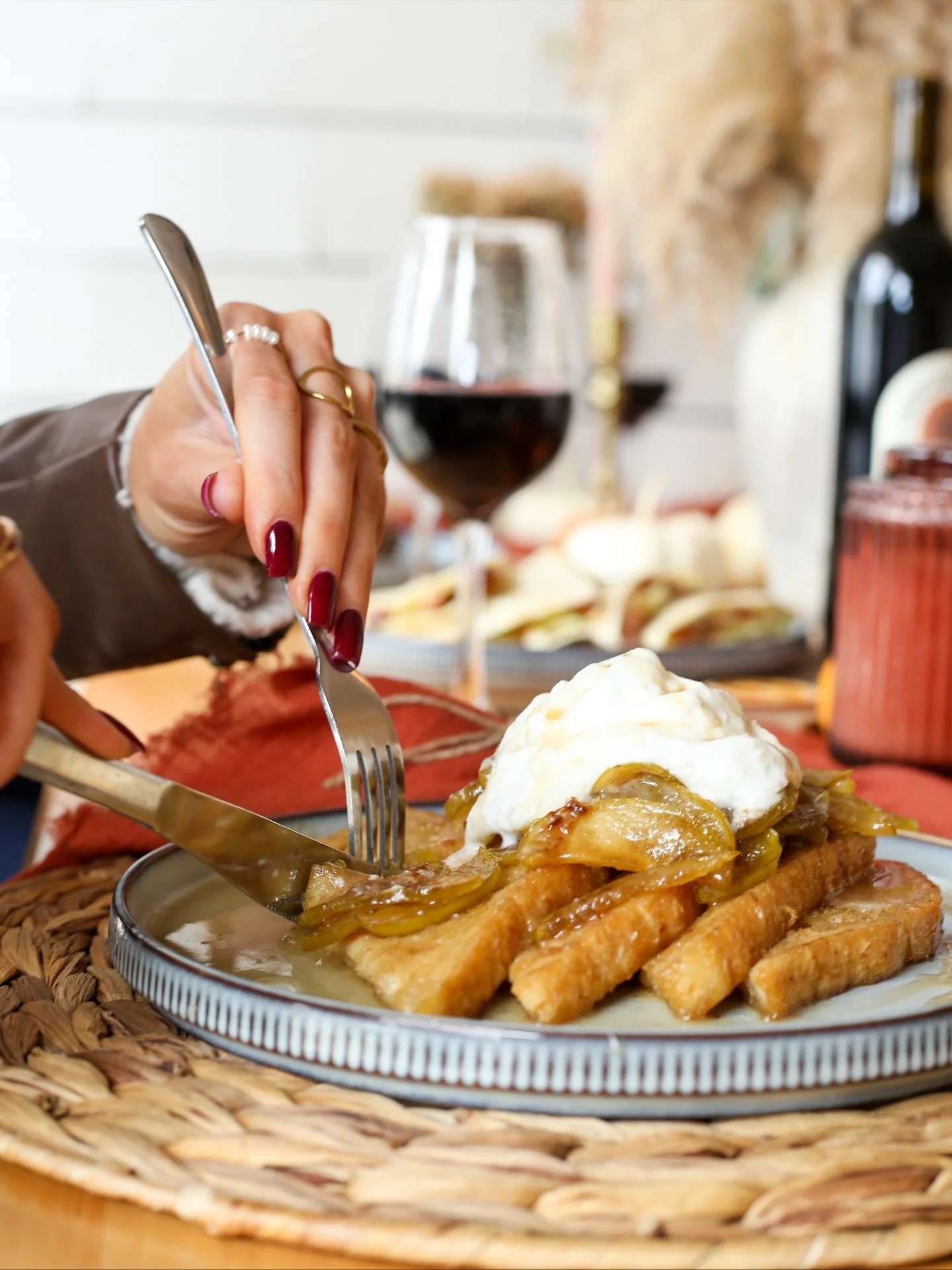 🍁 LL FALL MENU DROP // DAY 1 🍁
Apple Cider Brûlée French Toast
thick-cut sourdough soaked in spiced apple cider custard, brûléed sugar, topped with warm cinnamon apples & maple butter.
sweet, cozy, caramelized perfect