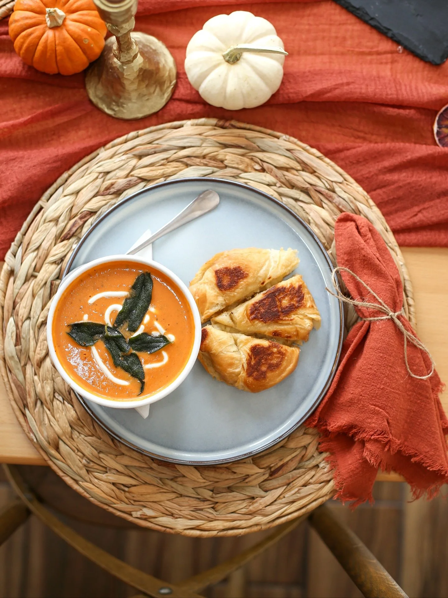 🍁 LL FALL MENU DROP // DAY 3 🍁
we’re closing the week out with the ultimate cozy combo — Brown Butter Sage Tomato Soup + Croissant Grilled Cheese 🥐✨
slow-roasted tomato soup finished with brown butter, sage & cream, paired with a