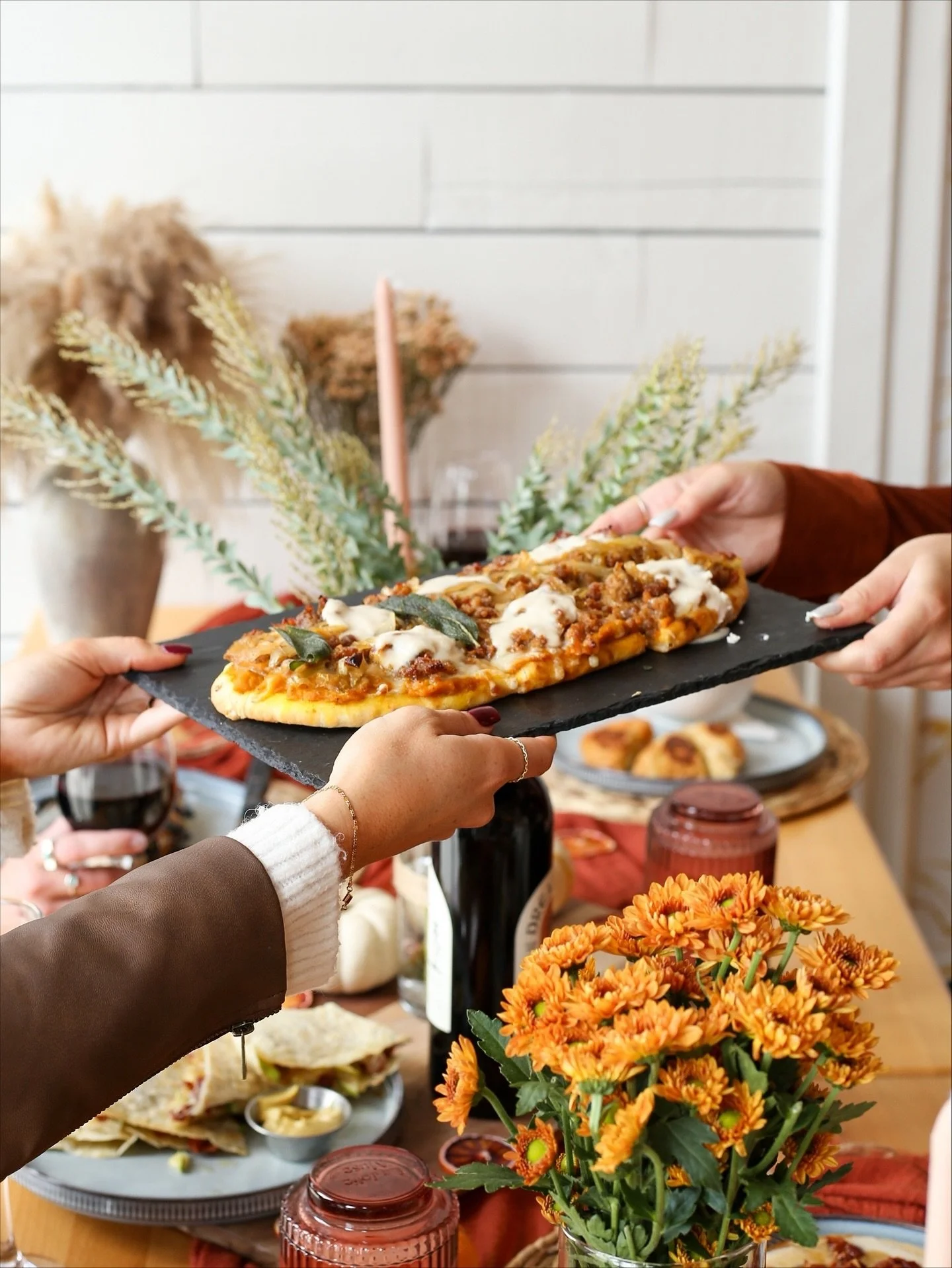 LL FALL MENU DROP // DAY 6 //&nbsp; Pumpkin &amp; Sage Flatbread

pumpkin pur&eacute;e, caramelized onion, sausage, white  cheddar, ricotta, crispy sage + hot honey✨ 

it&rsquo;s giving: pumpkin patch girlfriend