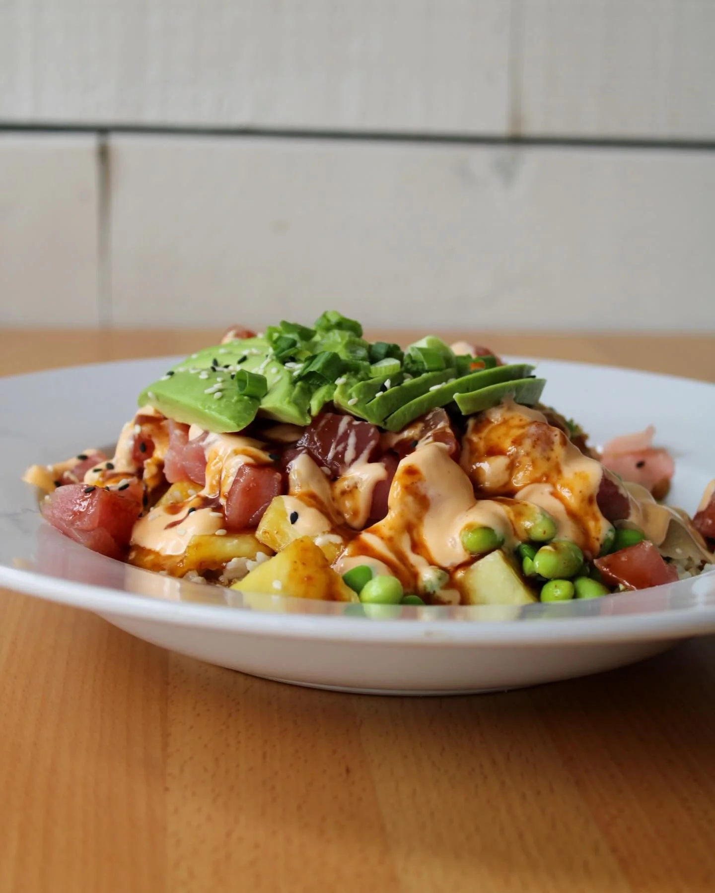 Hawaiian pōke bowl 🌺 

brown rice, ahi tuna, cucumber, edamame, pineapple,
pickled ginger, avocado, fried onion, sesame seed,
scallions, sriracha aioli, Japanese bbq drizzle