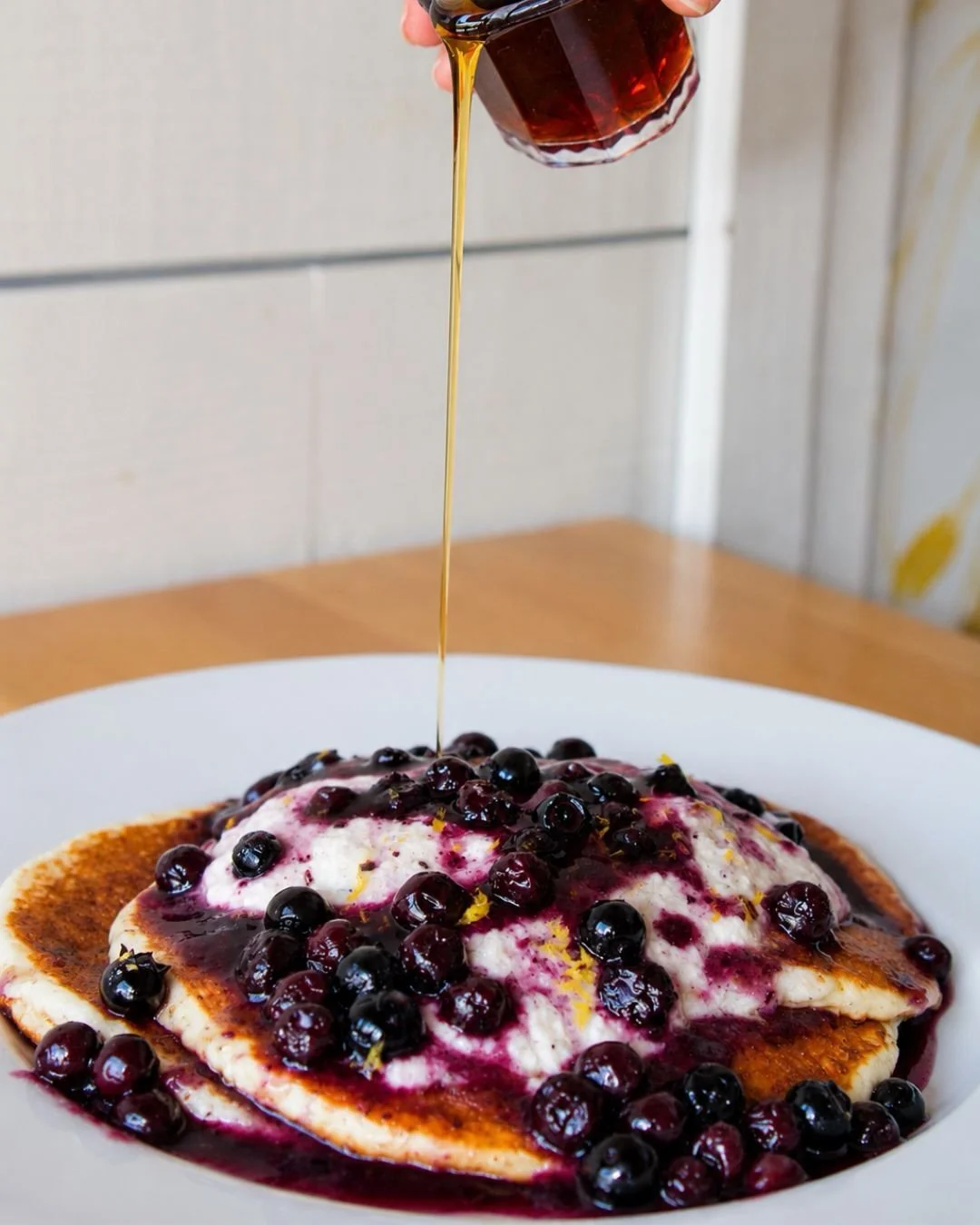 lemon ricotta pancakes 🍋

soft, fluffy, golden pancakes with whipped blueberry ricotta, warm blueberry compote + fresh lemon zest.

bright, dreamy, a little decadent, and exactly what brunch should be.