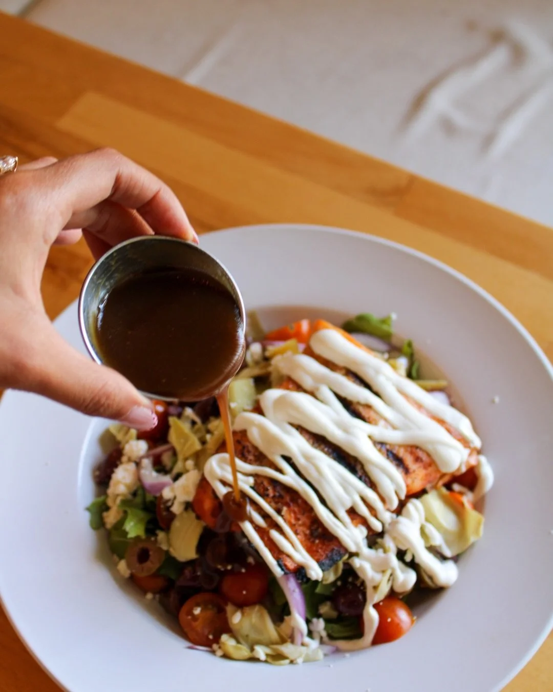 your post-workout lunch called 📞

Our Greek Salmon Bowl has 6oz of premium Atlantic salmon, brown rice, arugula, cucumber, cherry tomato, red onion, Greek olive medley, artichoke hearts, feta, lemon dill yogurt + honey balsamic dressing.

high-prote
