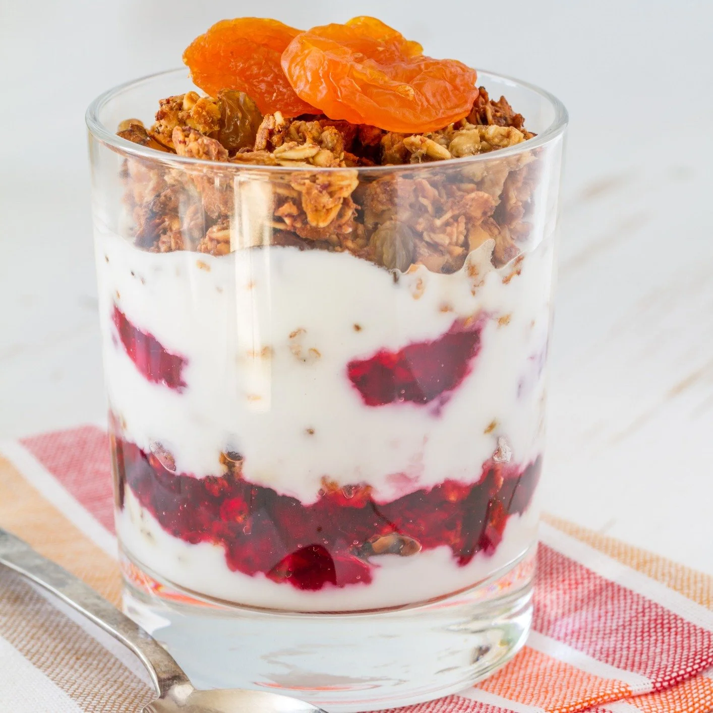 This layered yogurt parfait is creamy, crunchy, and bright with citrusy fruit. It&rsquo;s ideal for brunch, a light dessert, or an easy make-ahead breakfast when entertaining for business or pleasure. Get the full recipe through the link in my bio 😋